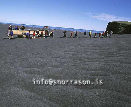 hs008561-01.jpg
Ferðamenn í Ingólfshöfða
Tourists in Ingolfshofdi SE-Iceland