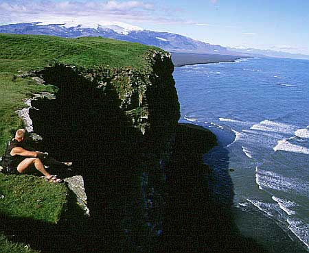 hs008530-01.jpg
Ferðamaður í Ingólfshöfða
Tourist in Ingolfshofdi SE-Iceland