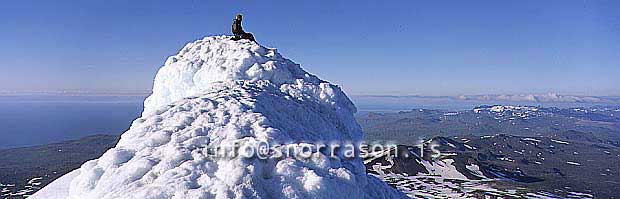 hs008217-01.jpg
Göngumaður á  tindi Snæfellsjökuls
On top of  Snaefellsjokull glacier