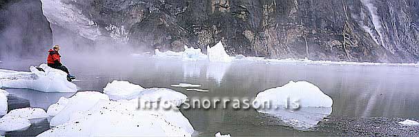 hs008197-01.jpg
Traveler in Grimsvotn, hot lagoon with melting
icebergs