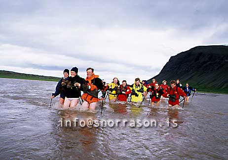 hs006469-01.jpg
Ferðamenn vaða á í Reykjafirði á  Ströndum
Hikers in Reykjafjordur, west Iceland