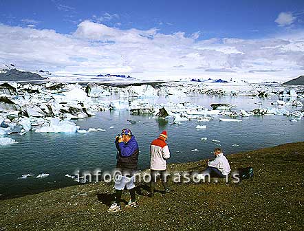 hs004913-01.jpg
Ferðamenn við jökulsárlónið
from the Glacier lagoon.