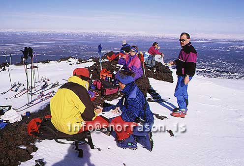 hs003882-01.jpg
Fjallgöngufólk nestar sig í Hekluhlíðum
hikers take a lunch brake on their way to Hekla´s
higest peak.