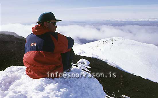 hs003846-01.jpg
Fjallaskíðamaður á toppnum á Heklu.
mountainskiier on Mt. Hekla