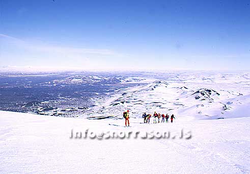 hs003831-01.jpg
Fjallaskíðafólk  á labbi í Heklu hlíðum.
Mountain skiers on Mt. Hekla