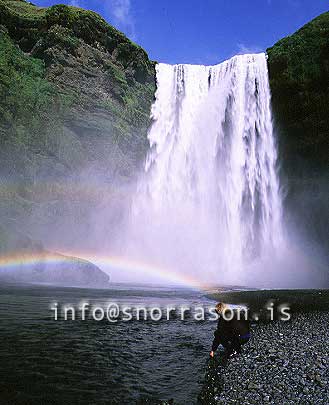 hs003750-01.jpg
Regnbogi og Skógafoss, Rangárvallasýsla
the waterfall Skógafoss s- Iceland