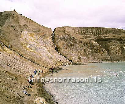 hs003725-01.jpg
Fólk að baða sig Víti í Öskju
people bathing in the old crater Víti in Askja n - Iceland