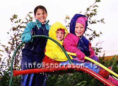 hs003671-01.jpg
börn að leik
children playing