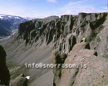 hs003631-01.jpg
Ferðamaður virðir fyrir sér Tröllakróka í Lónsöræfum.
traveler enjoying the Tröllakrókar cliffs in Lónsoraefi.