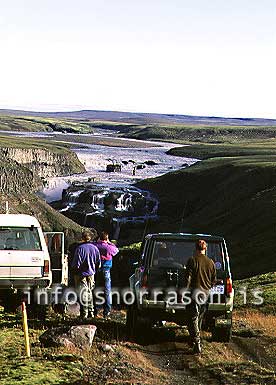 hs003282-01.jpg
Ferðamenn virða fyrir sér fossinn Dynk
Travellers watching the great waterfall, Dynkur in
south Iceland