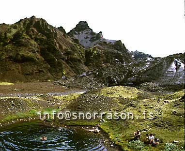 hs003097-01.jpg
Ferðamenn fá sér svalt bað í tjörn einni í Goðalandi
Tourists take a cold bath in Thorsmork