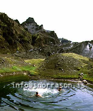 hs003089-01.jpg
Ferðamenn fá sér svalt bað í tjörn einni í Goðalandi
Tourists take a cold bath in Thorsmork