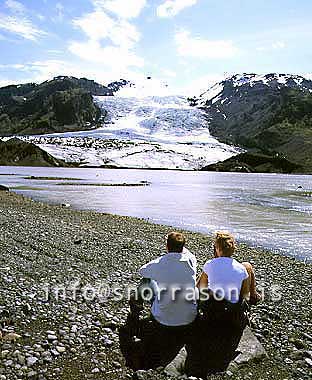 hs003070-01.jpg
Ferðafólk virðir fyrir sér Lónið við Gígjökul, neðan Þórsmerkur. On the way to Thorsmörk