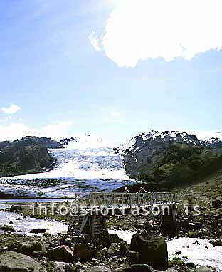 hs003068-01.jpg
Göngubrúin yfir Steinsholtsá, Gígjökull í baksýn
from the path to Thorsmörk, south Iceland
