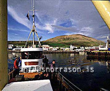 hs001440-01.jpg
Hvalaskoðunarbátur leggur frá Húsavík
Whalewatcher sails out to sea in Husavik