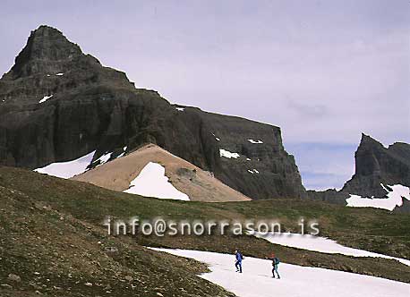 ss003502-01.jpg
tveir göngumenn á leið upp Dyrfjöll