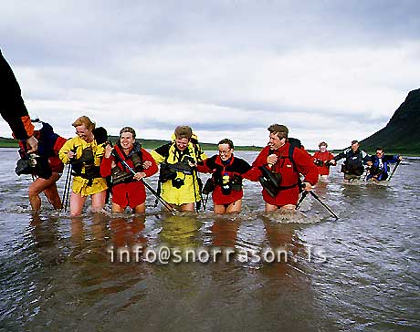 hs006479-01.jpg
Jökulvatn vaðið í mitti í Reykjafirði