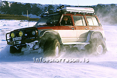 hs005209-01.jpg
Í Ásbyrgi
ekið á snjó, driving on snow