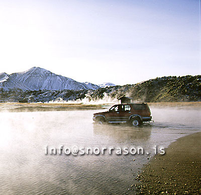 hs007267-01.jpg
Landmannalaugar
jeep crossing a river