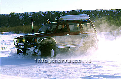 hs005210-01.jpg
Í Ásbyrgi
ekið á snjó, driving on snow