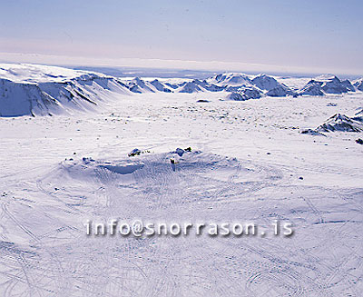 hs003959-01.jpg
Jeppar á toppi Skaldbreiðar
jeeps on top of Mt. Skjaldbreidur